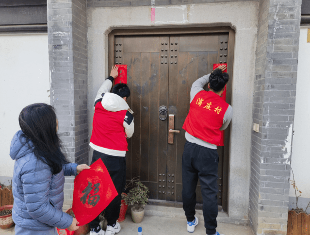 江苏省苏州市吴中区临湖镇浦庄村: 浓浓墨香迎新春 暖心纳福送春联