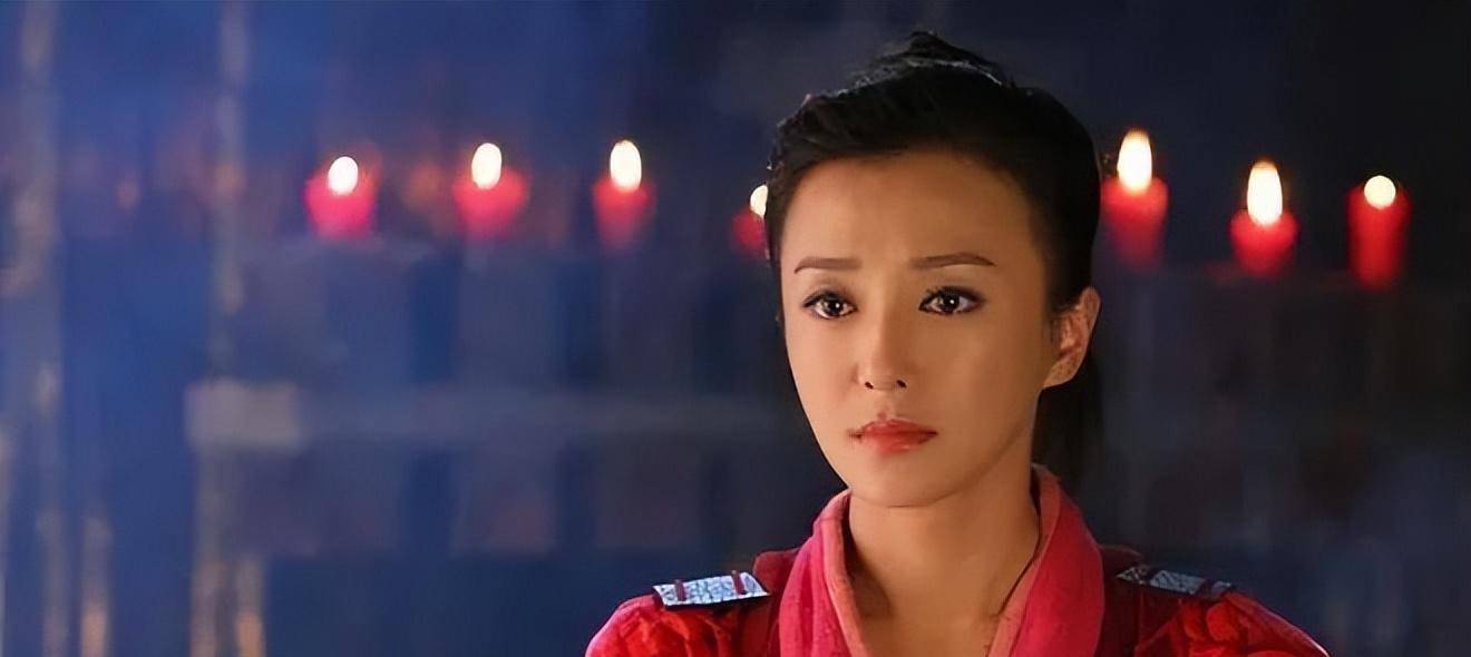 2010年拍《大唐女将樊梨花》,秦岚是绝对女一号,戏份最多,每天开工
