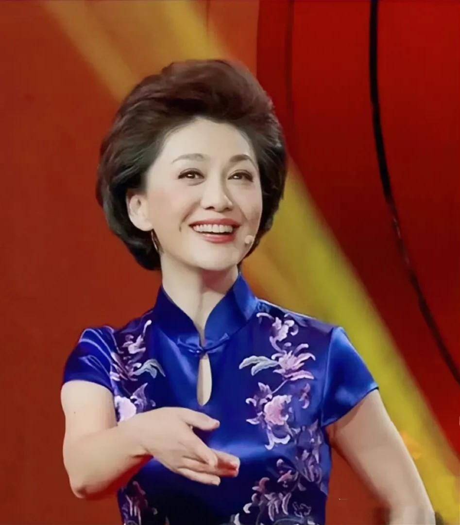穿蓝色缎面旗袍端庄高雅,福相脸真讨喜_女性_展现_造型