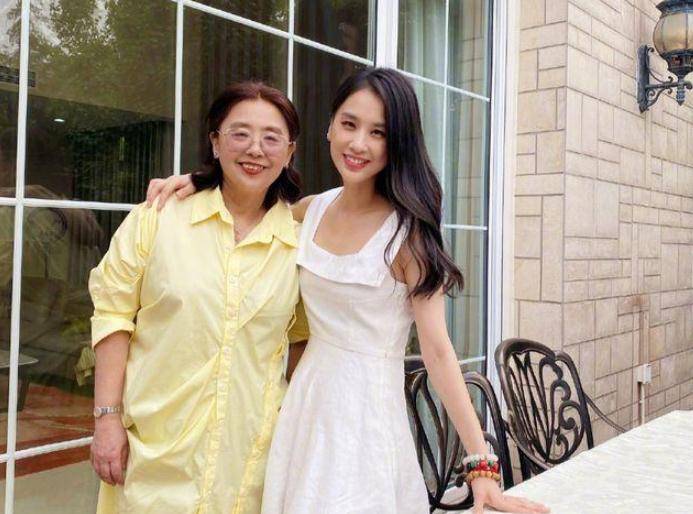 38岁黄圣依晒婆婆和妈妈早年照!
