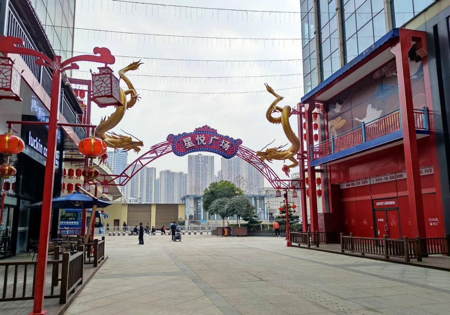 地铁站口的长沙美食街,挂满知名美食招牌,大部分店铺却大门紧闭_文和