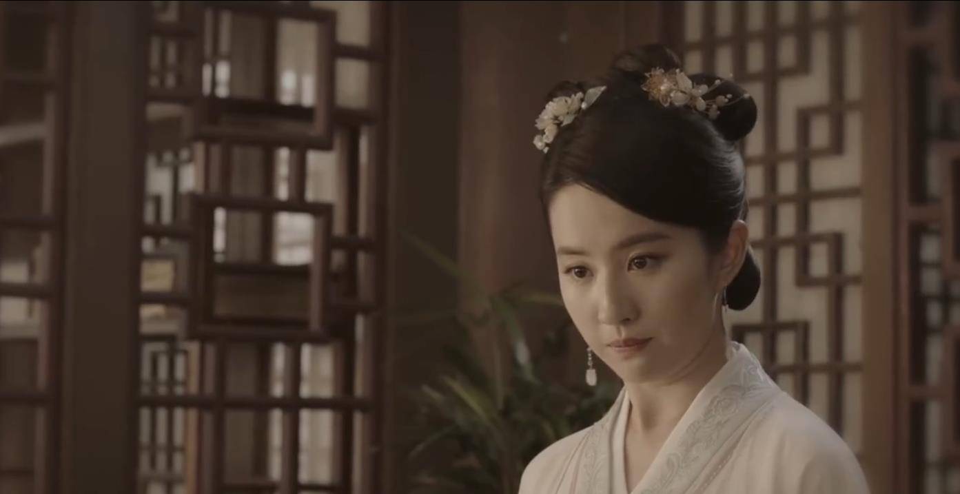 刘亦菲荣获“金莲花”最佳女主角，蓝裙飘飘走红毯，尽显仙女气质