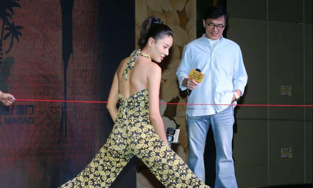 成龙女徒弟张蓝心黄圣依之所以会拜赵本山为师,起因是黄圣依参演了