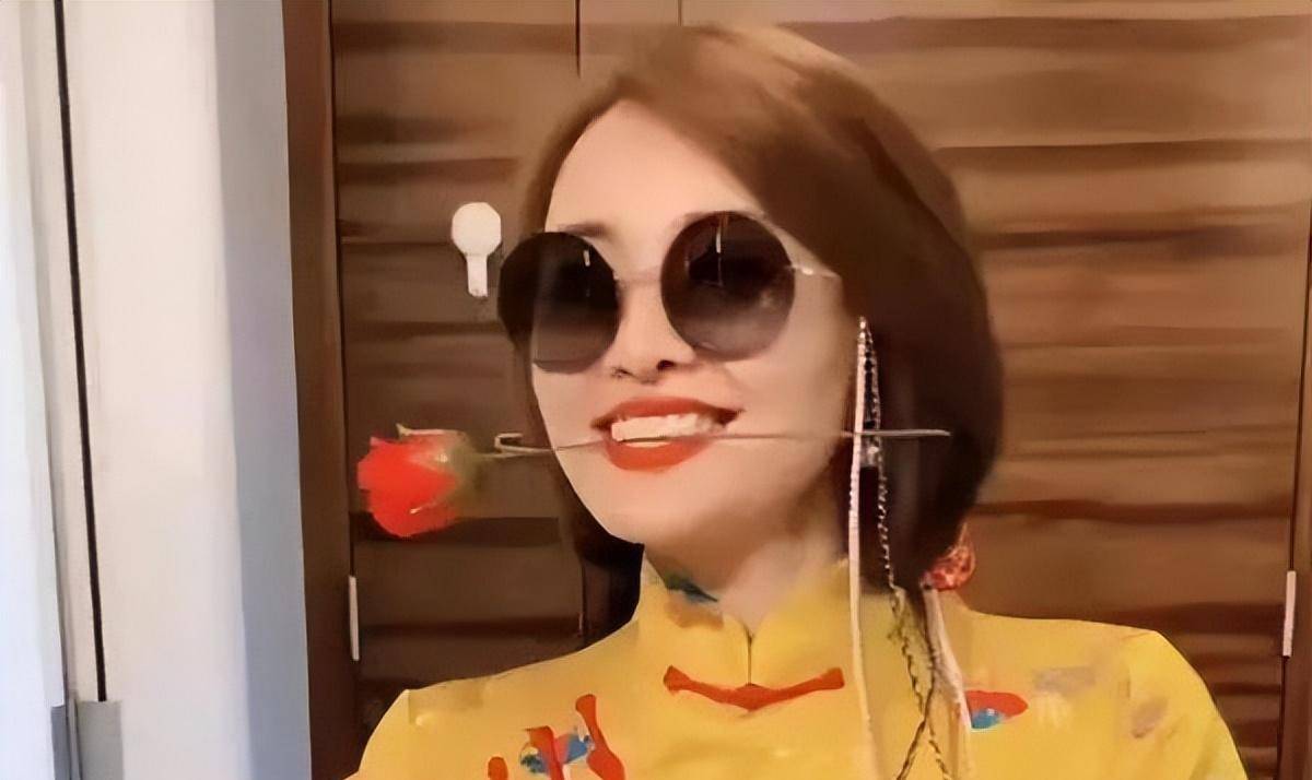 四川女人嫁给香港导演,拍短视频爆火,成为千万粉丝年入500万元_邓宇澄