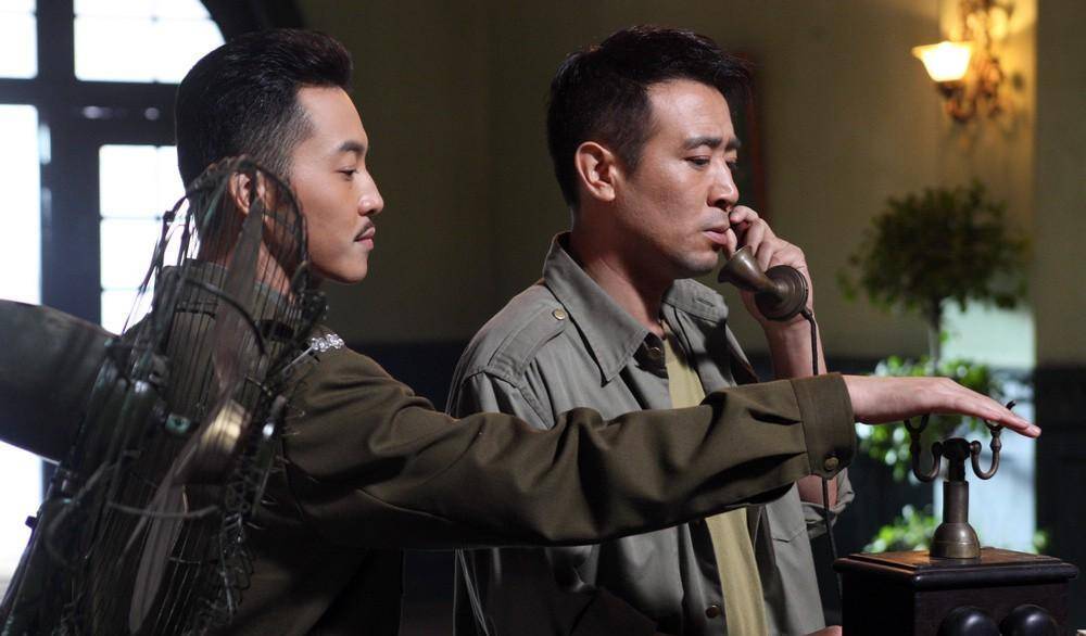 内部高级特工张海峰为解救专家刘明义,主动暴露身份,被敌人投入白山馆