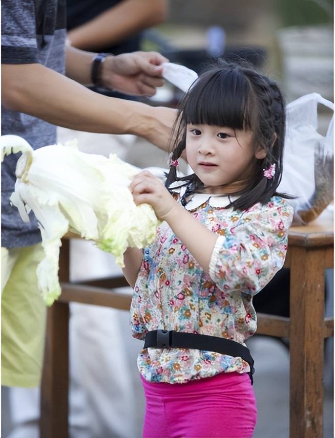 田亮带着4岁女儿田雨橙参加了综艺节目《爸爸去哪儿》的录制,明星爸爸