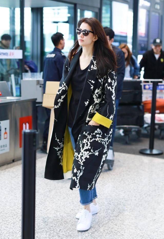 羽绒服要穿的时髦,就看袁咏仪走机场的穿搭,50岁了还这么漂亮!