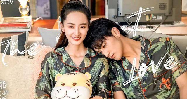 1997年出生的小哥哥刘奕畅则在剧中饰演深情男主李嘉尚,一个做事雷厉