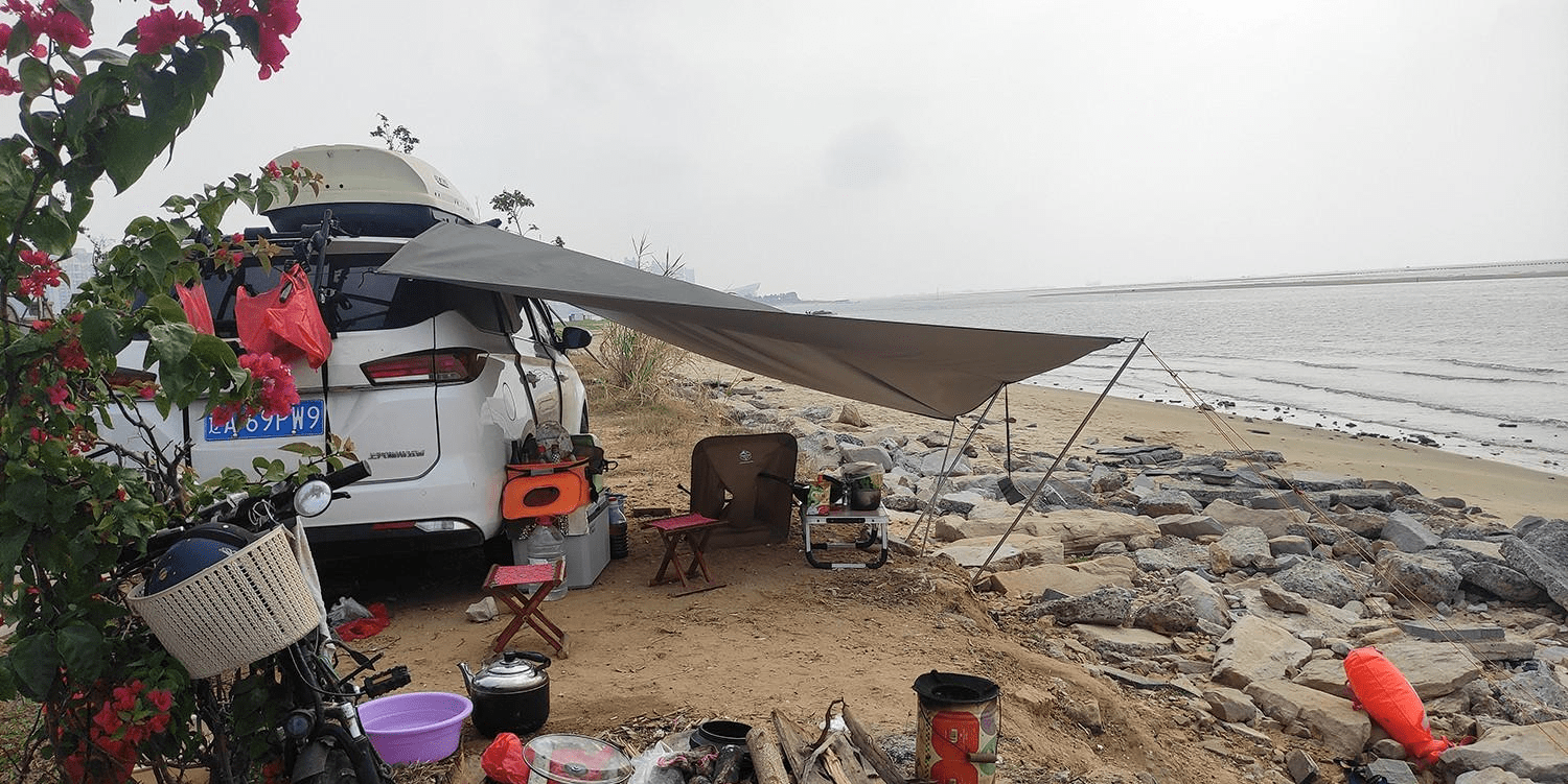 北海银滩西区海边,现在竟然变成了网红的帐篷露营地
