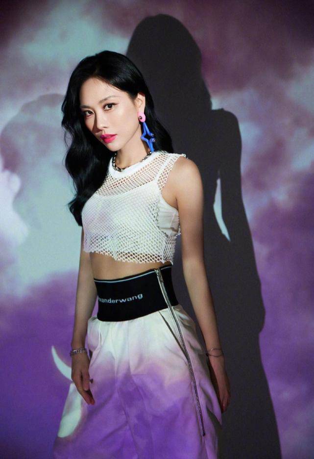 金钟仁新照公开,戴前女友jennie同款55万项链,黑皮裤荷尔蒙爆棚_super