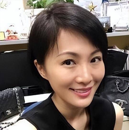 四川女人嫁给香港导演,拍短视频爆火,成为千万粉丝年入500万元_邓宇澄