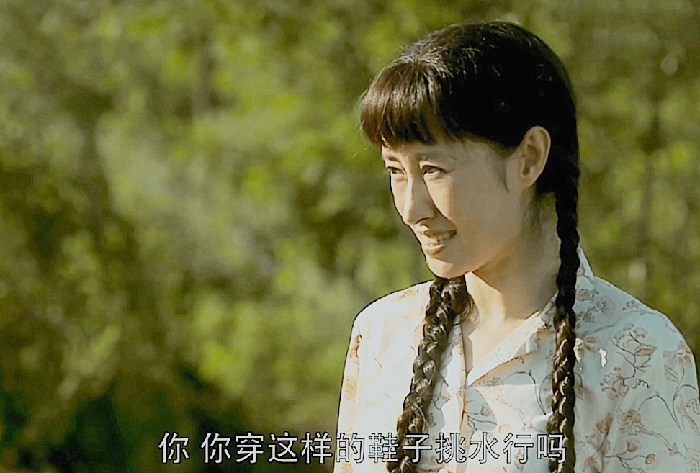 父母爱情:穿着高跟鞋和布拉吉去挑水,此举背后安杰在想什么呢?