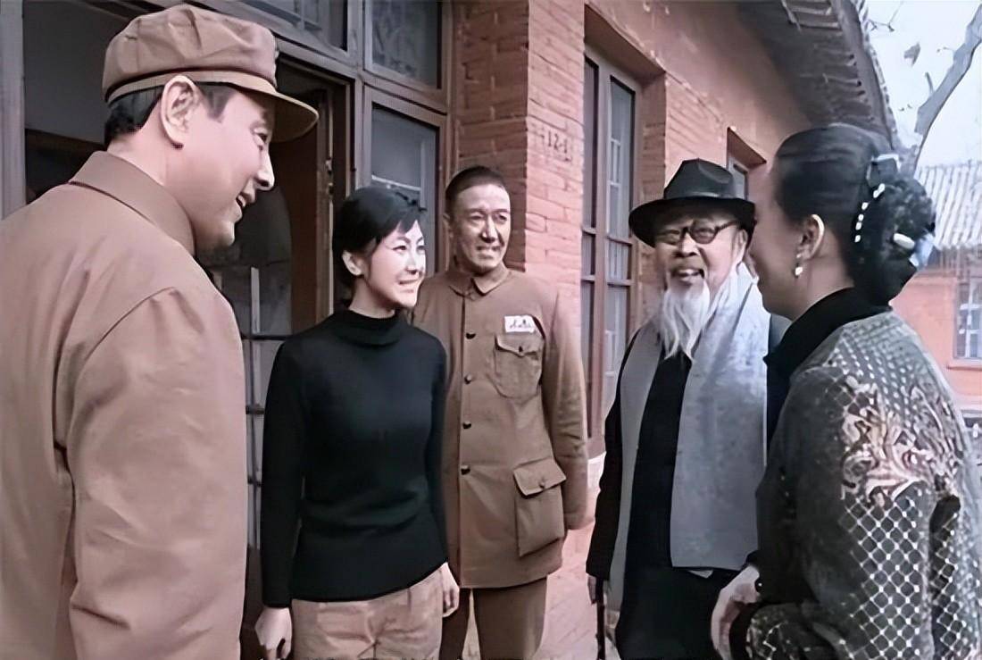 那年开始我国突然出现了席卷全国的"反右"运动,田墨轩夫妇被定性为"