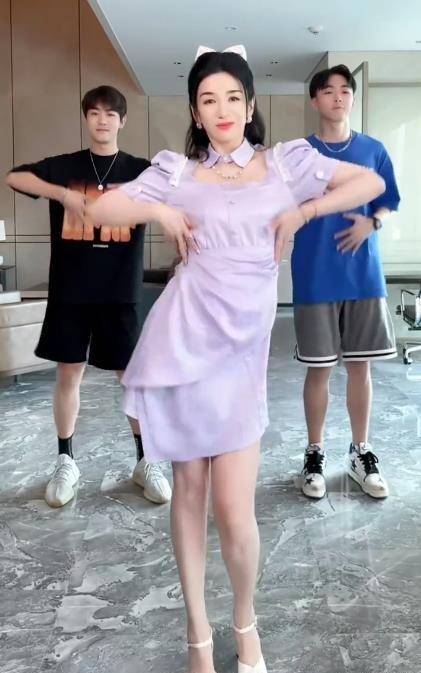 上完浪姐身材大突破,穿挂脖裙同小鲜肉热舞好美_造型_女性_裙装