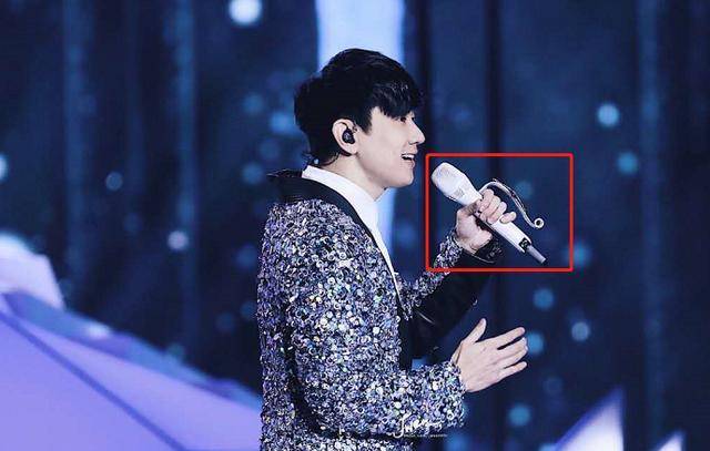 林俊杰歌声撩人,他手中的话筒却成功抢镜,网友:我继续搬砖吧_时候