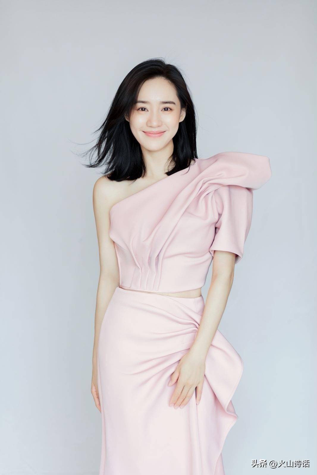 王智:她是《流浪地球2》中的"霸王花",一个能打的性感女星_知望_电影