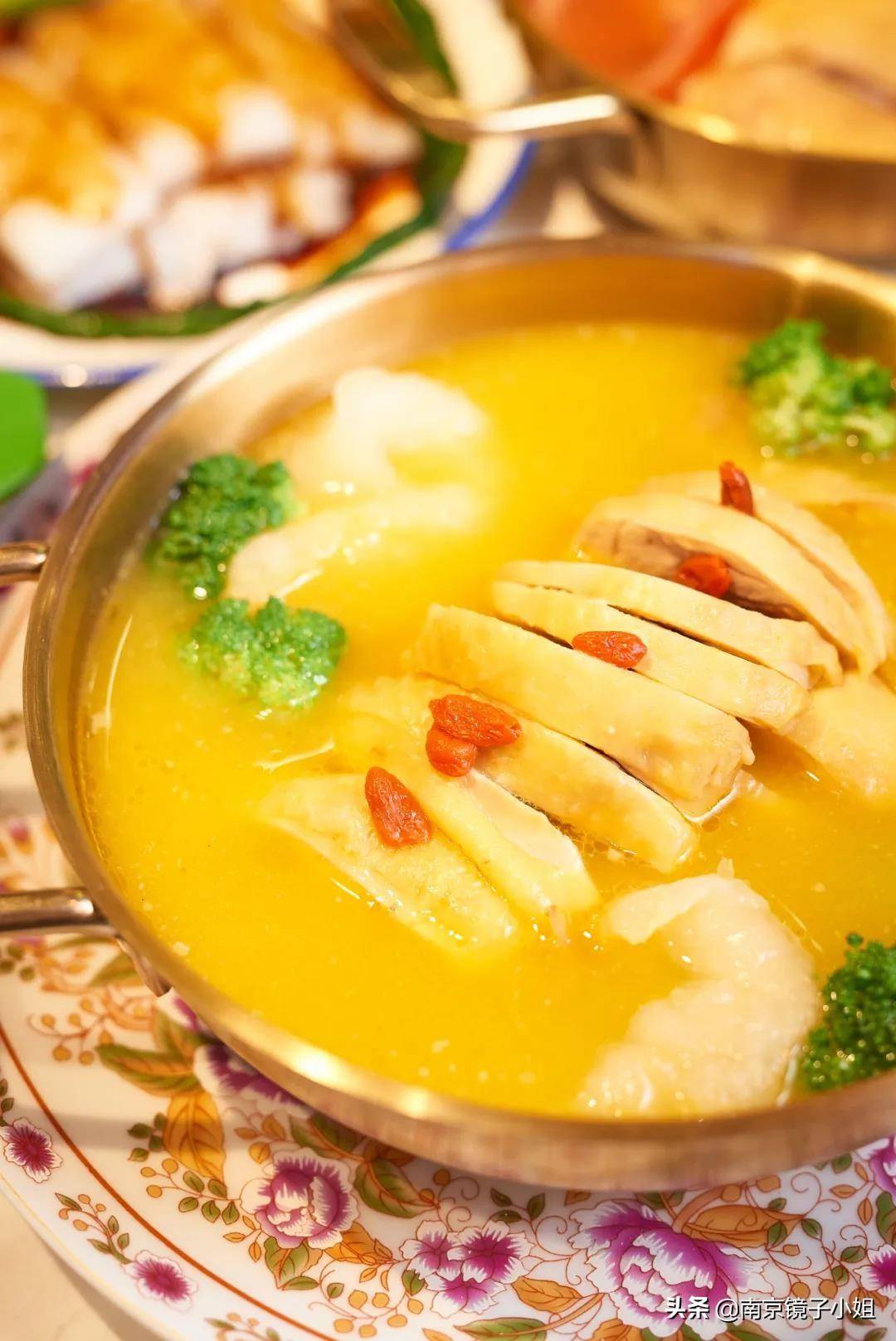 金汤花胶鸡=「 招牌三吃清远鸡 」=03清爽不油腻,肉质紧实,煲汤佳品