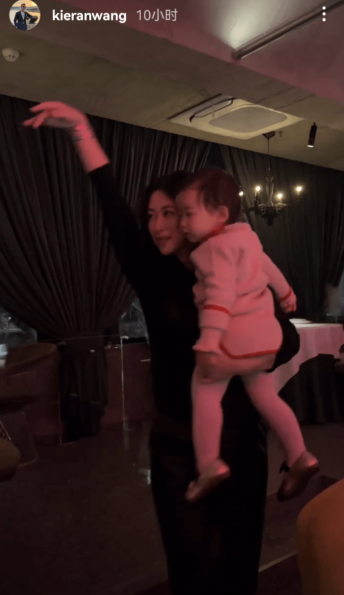朱珠抱1歲女兒在餐廳跳舞，手舞足蹈興致高，身姿曼妙風情萬種