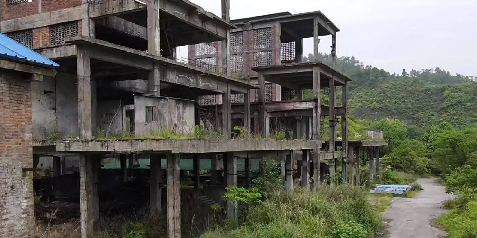 贵州都匀市倒闭20年的老国企,三线建设时期的兵工厂成为残檐断壁_关联