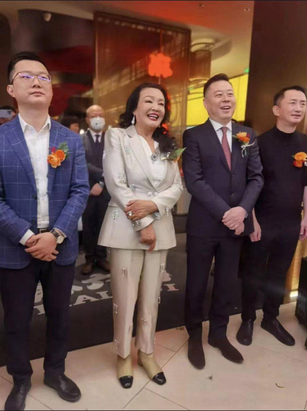 张兰不仅会赚钱更会穿搭,私服穿搭不像65岁的样子,年轻有活力_兰姐