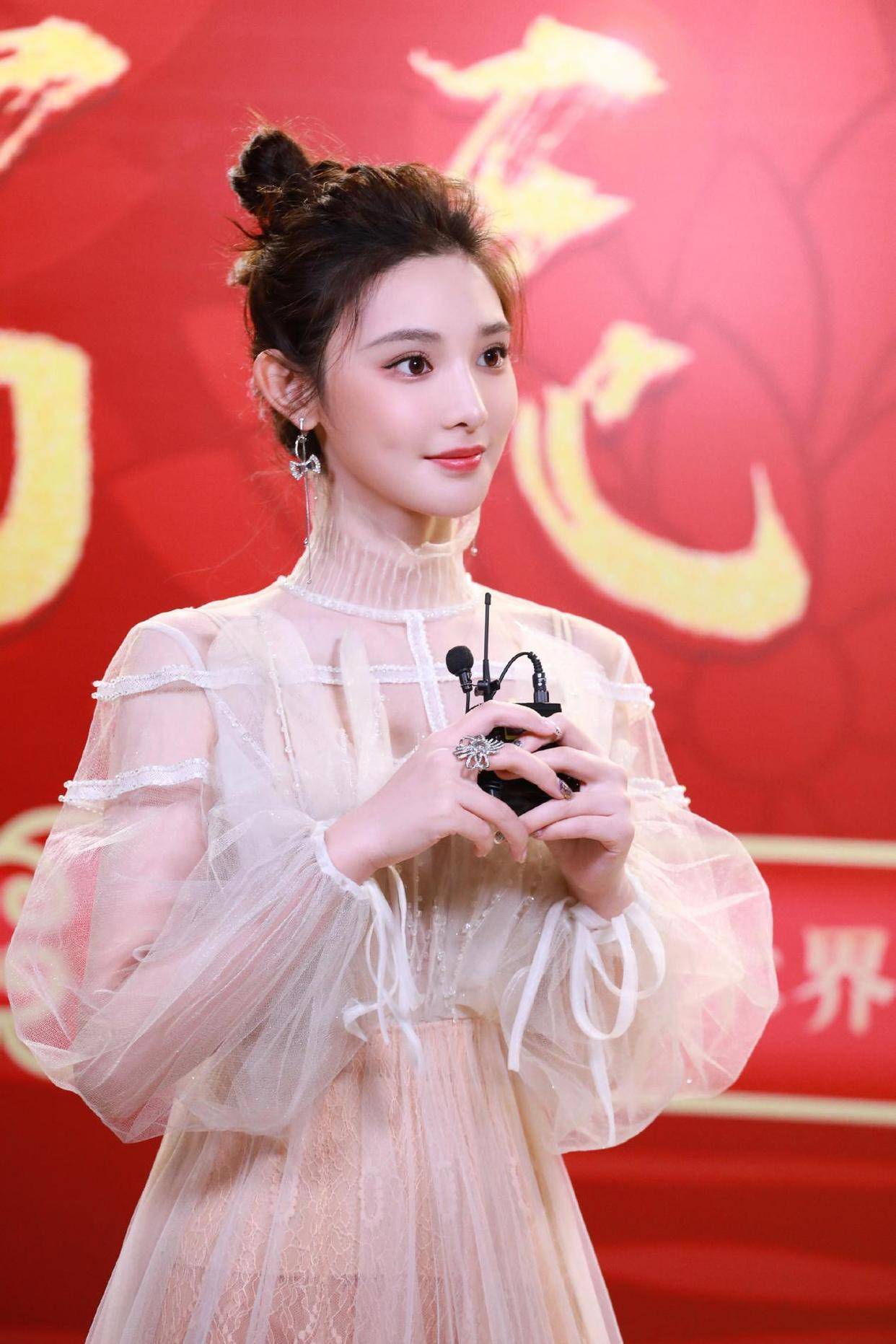 节目中期,人气演员彭小苒惊喜亮相,一展甜美歌喉,搭档杨蓉,王乐君联袂