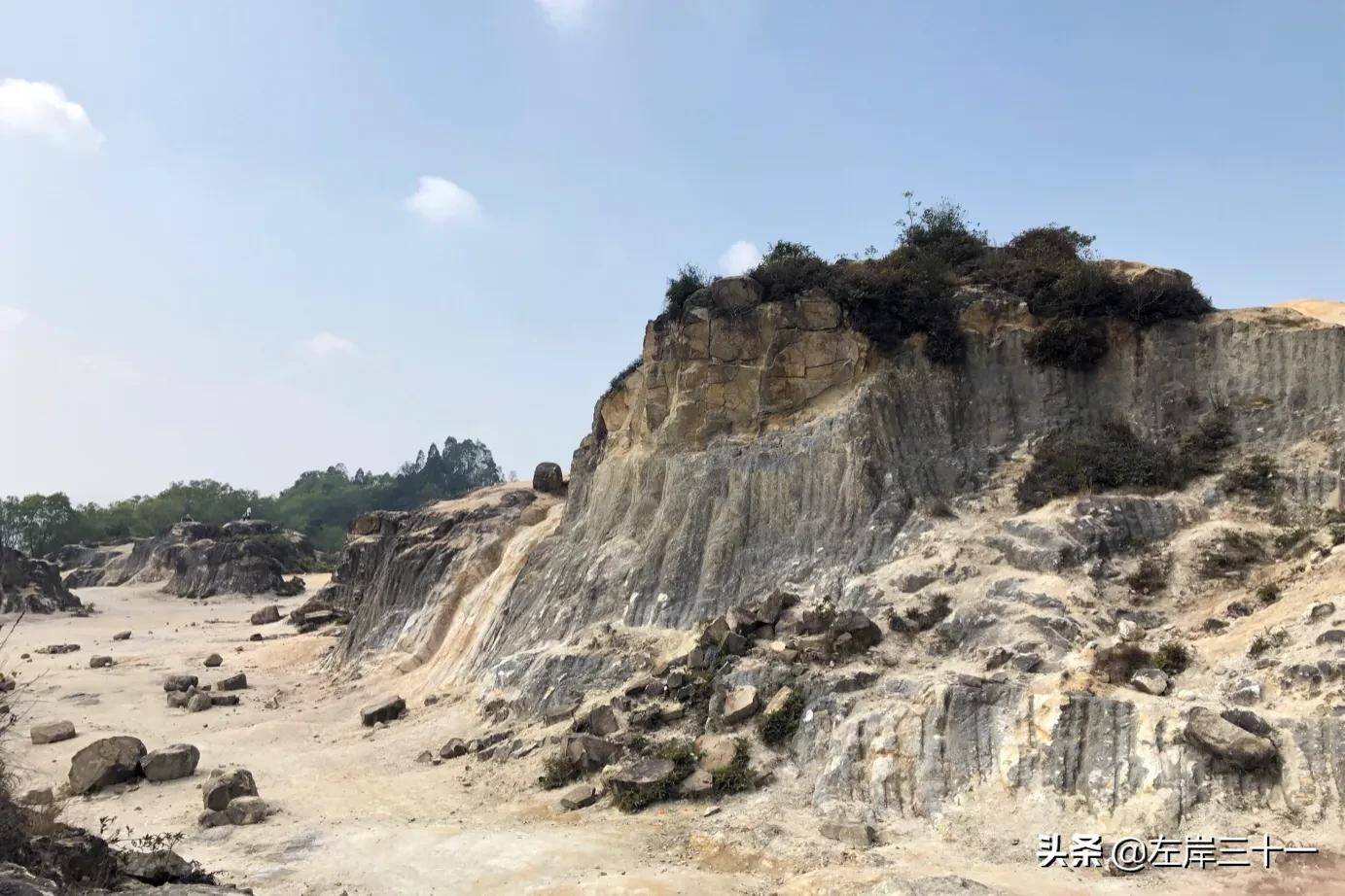 不用迟疑,找地方停好车,爬上去就到目的地了-厚街白石山采石场遗址