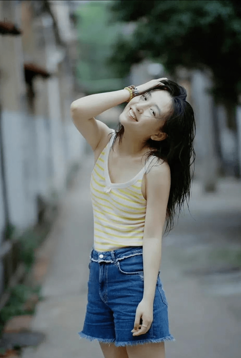 一般来说,中分长发会显得女性大气成熟,但吴倩在这一发型的衬托下简直