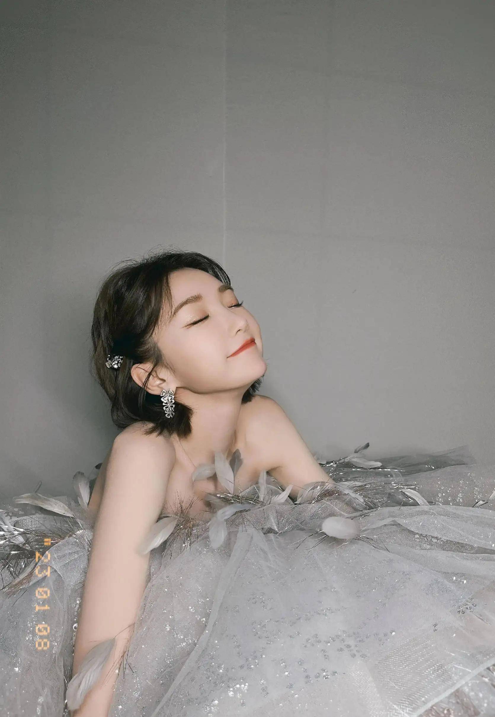 毛晓彤银色羽毛梦幻蓬蓬裙红毯造型,漂亮精致得像银河里的小仙女_玫瑰