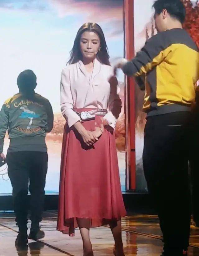 央视管彤49岁身材是真的好,细腰腿长的,连朱迅都败给了她!