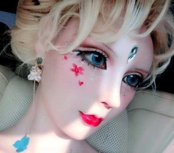 "真人芭比"迪丽拉整容过度,吃饭不敢张大嘴,像个木偶人