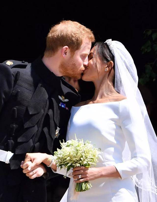 梅根哈里喜迎结婚纪念日,王室保持沉默未送祝福,粉丝们不干了!
