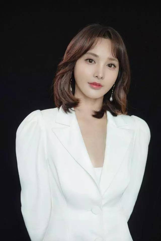 彭小苒参加活动,一身白色西装裙超优雅,波波头短发很俏丽_曲小枫_中国