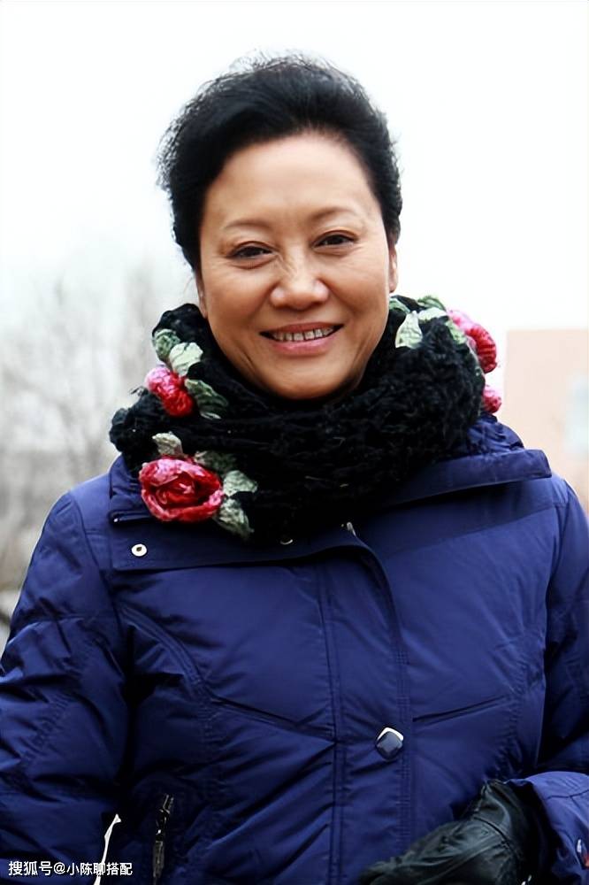 谁说奶奶不时髦?瞧67岁的王丽云,这样穿衣打扮多显优雅年轻