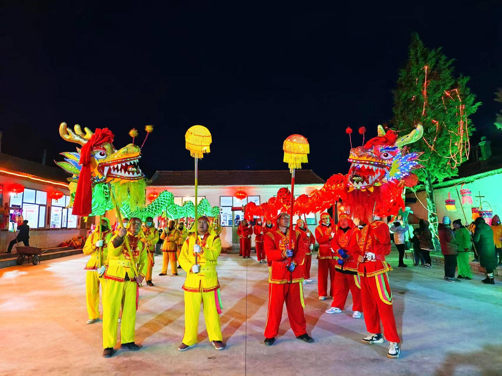 灵丘县下关乡岸底村每年正月初十都会舞龙舞狮扭秧歌闹红火,当地把