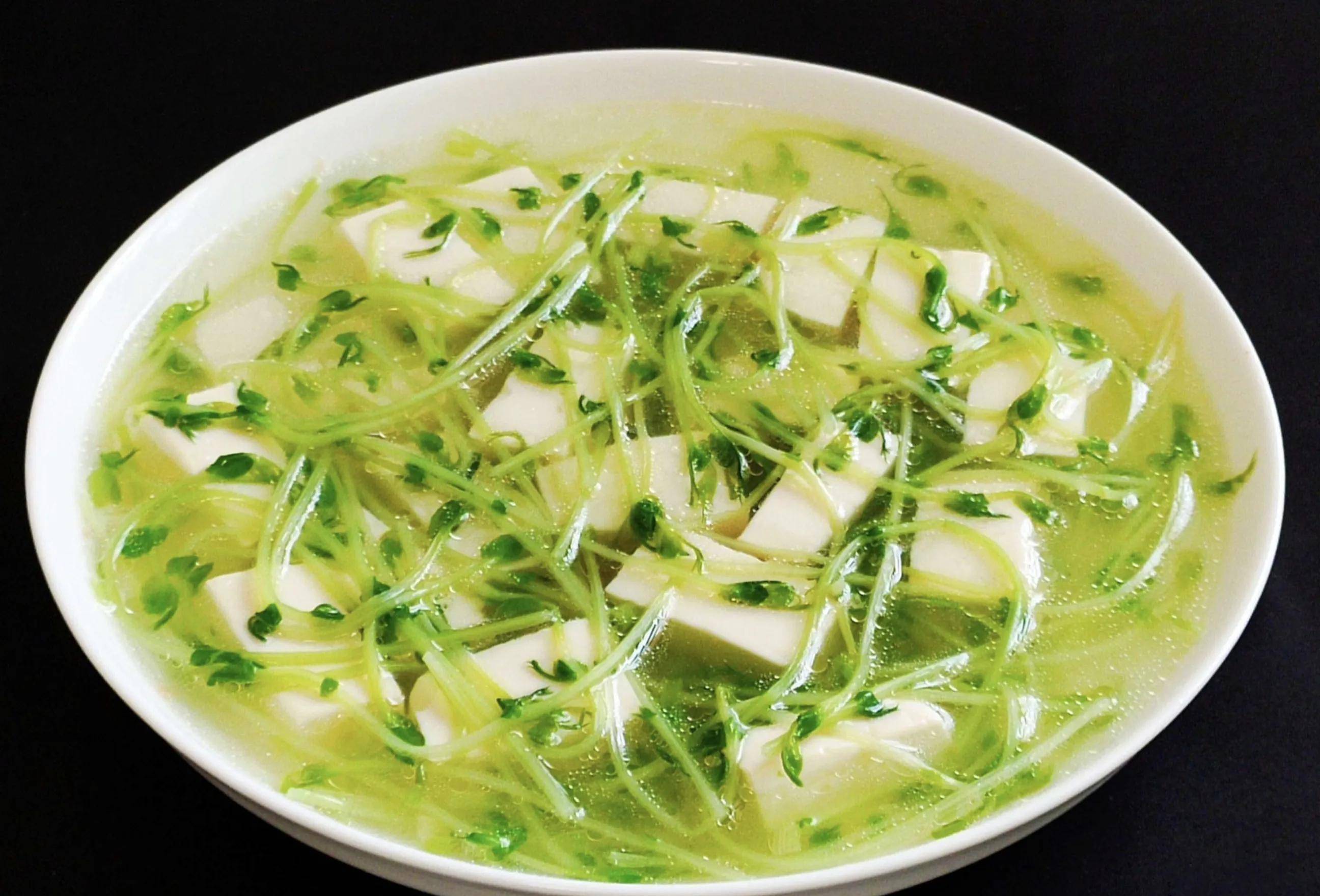 【番茄酱虾豆腐】实践:1,鲜虾洗净,去头,去壳,去线,放入碗中,加少许