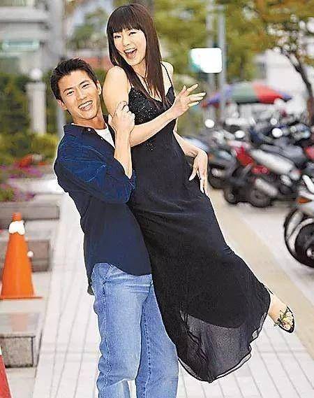 48岁黄少祺,与交往14年女友低调结婚,育有2个儿子颜值高_剧中_贾静雯