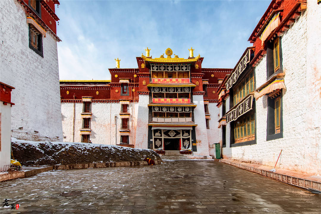 初雪后的强巴林寺,庄严之中更添几许圣洁,走进澜沧江源头第一寺_昌都
