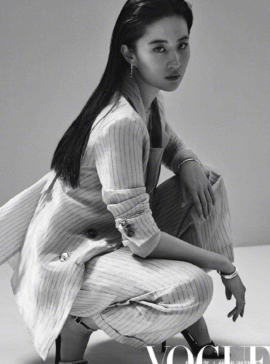 32岁刘亦菲登中国版《vogue》杂志封面,重新定义了现代女性特征_时尚