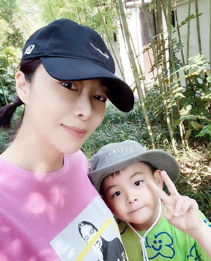 保剑锋为老婆何珈好庆生,一家三口到云南旅游,保剑锋帅气依然!