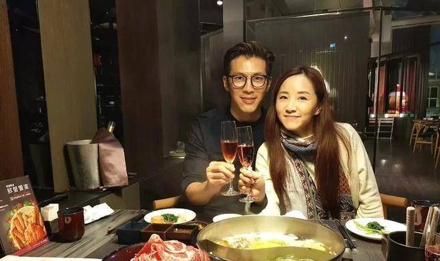 48岁黄少祺,与交往14年女友低调结婚,育有2个儿子颜值高_剧中_贾静雯