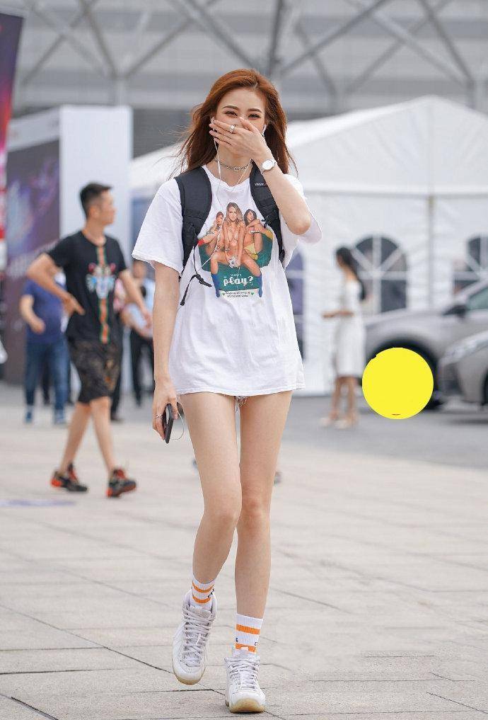 女同学天生怕高温天气,出门只穿一件"短袖",要我都不敢出门_时尚_一身