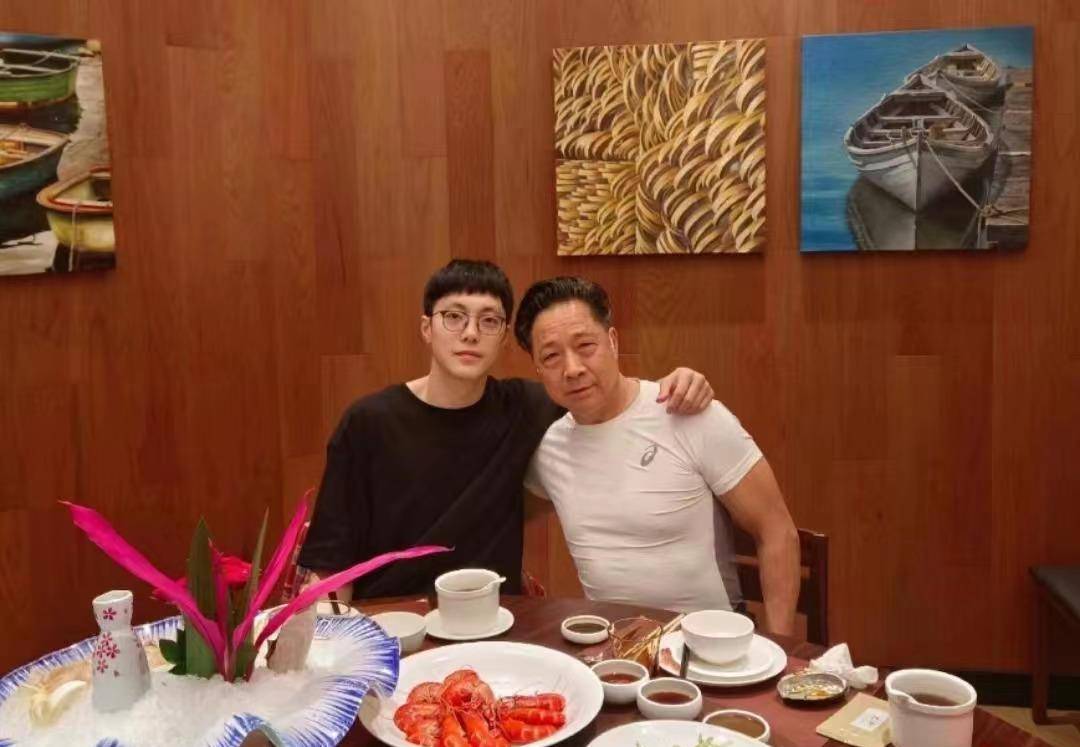 睿爸爸一身时髦开餐厅,轩爸爸的肌肉舞蹈教练_赵睿_东莞_父亲
