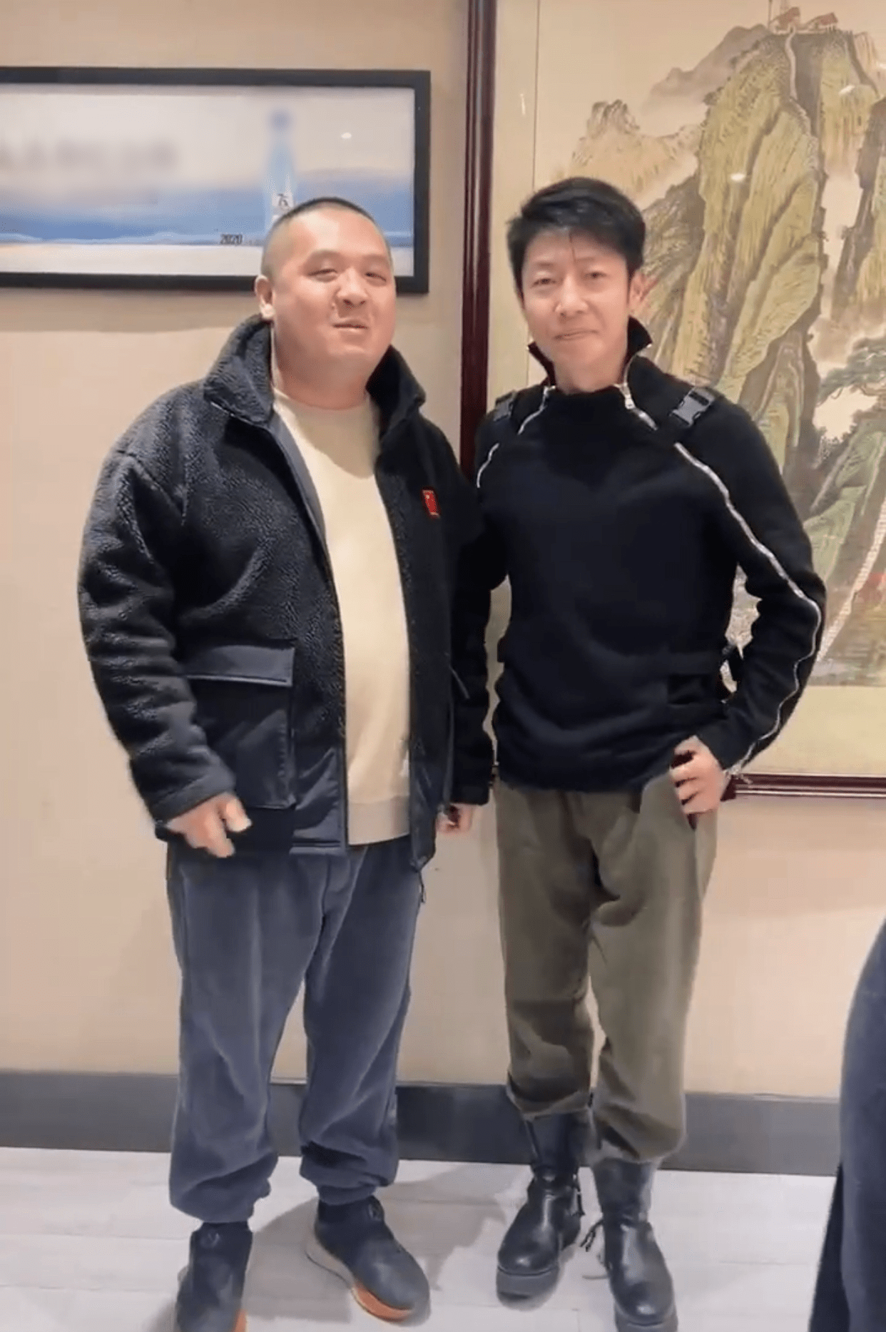 从视频中可以看出,撒贝宁的心情非常地好,他问了喜子现在的工作情况