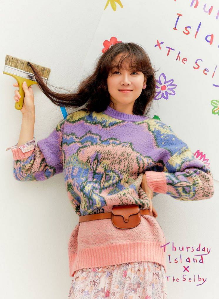 40岁孔孝真秋日画报,冰淇淋色温柔减龄_知性_气质_毛衣