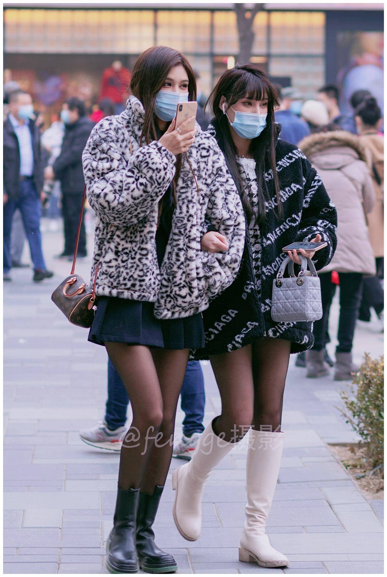 街拍:两个美女好闺蜜同穿小裙子皮靴黑丝袜,谁更时尚谁更美?