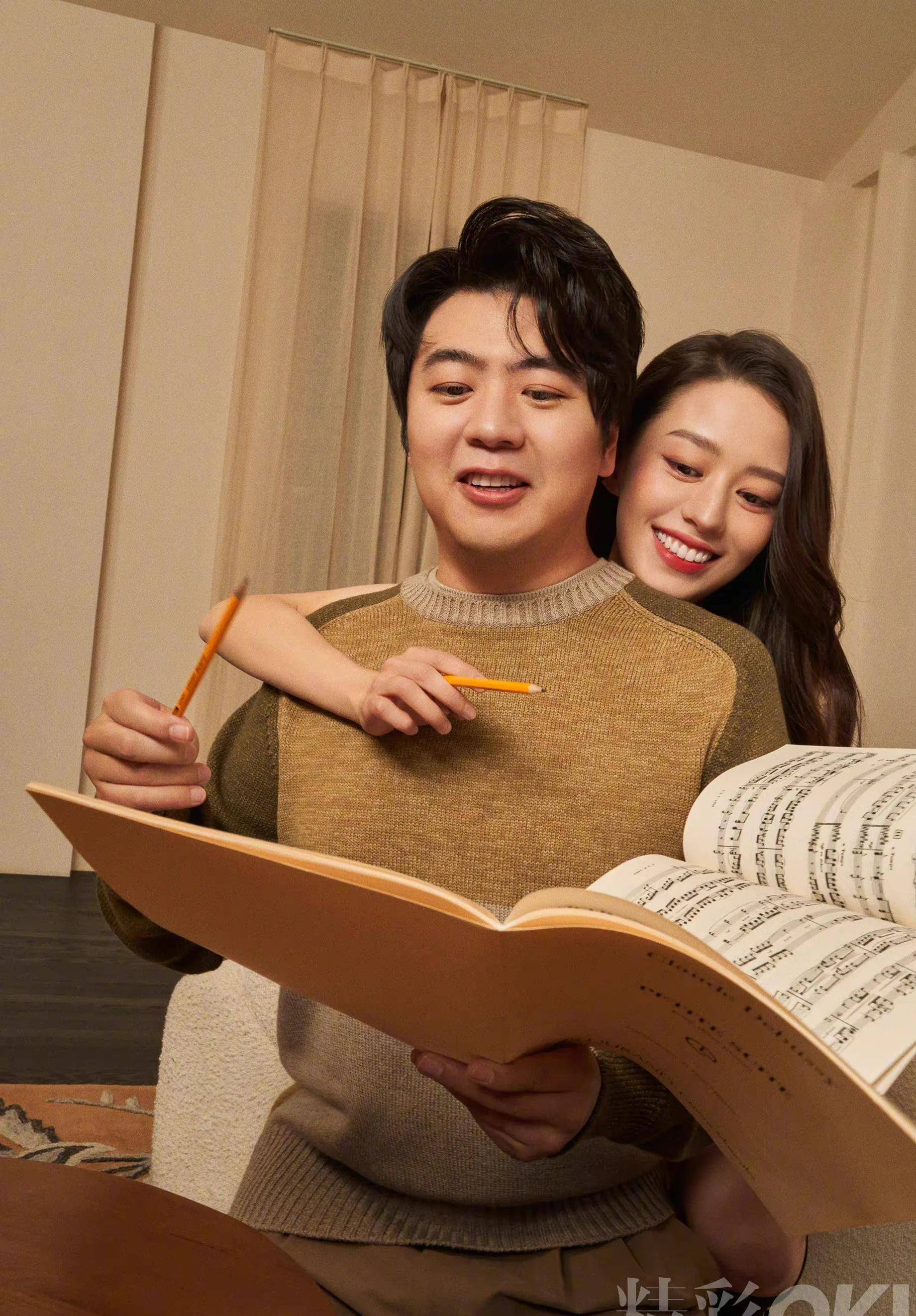 郎朗吉娜合体拍封面 甜蜜恩爱羡煞旁人 吉娜穿吊带裙身材丰满迷人_单