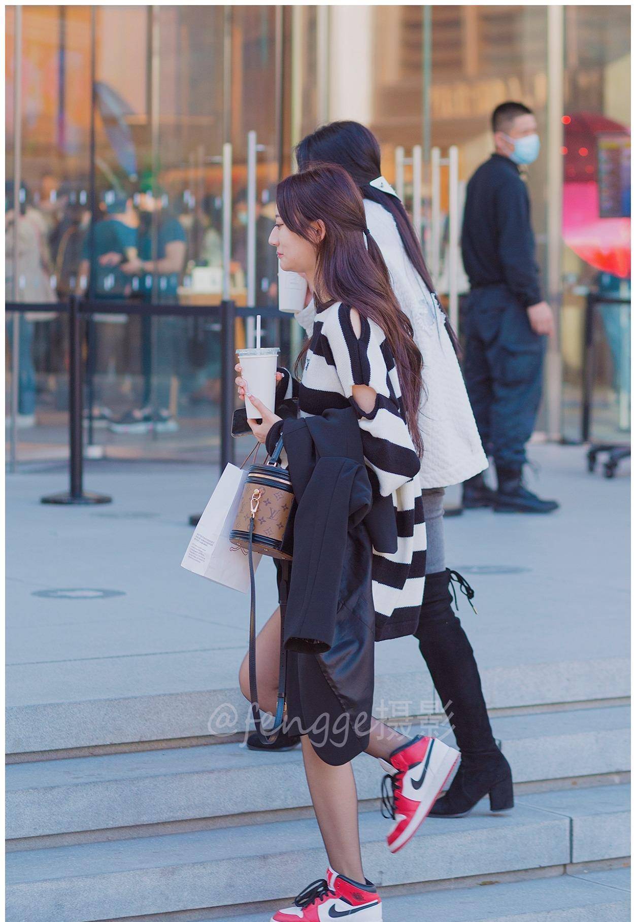 街拍:秋日午后暖阳,三里屯太古里来了两个羞涩的时尚小姑娘_毛衣_走边