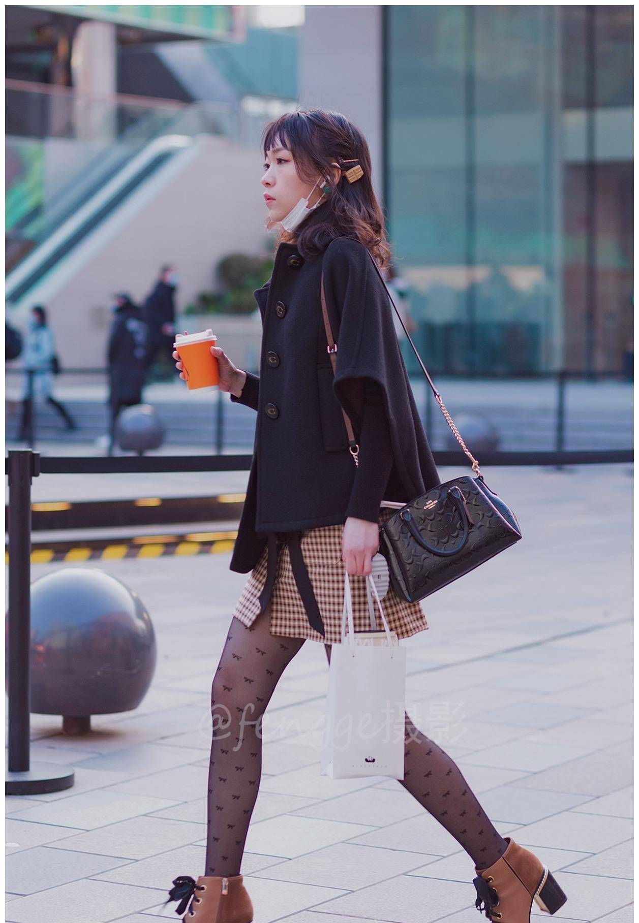 街拍:腿精杨幂代言黑丝高大上,三里屯美女穿黑丝显时尚_考验_身材_一