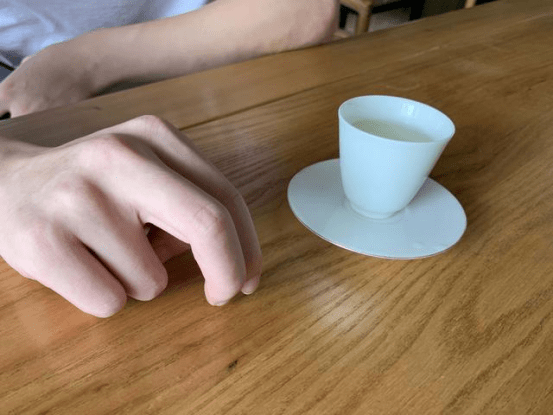 敲长辈倒酒,我们必须五个手指头都握成拳状,掌心向下轻轻点叩桌子三下