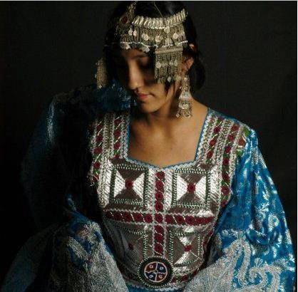 哈扎拉姑娘到了近代,以普什图人为主的塔利班开始在阿富汗崛起,他们